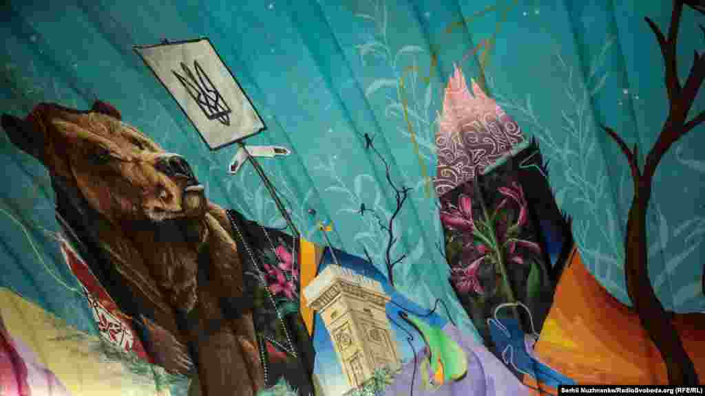 Spanish artist Kraser&#39;s mural incorporated Ukraine&#39;s endangered animals and landmarks from around the country.