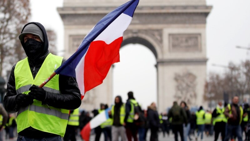 Žuti prsluci blokirali desetine kružnih tokova širom Francuske