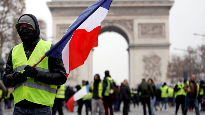 Над 50 уапсени на протестите на жолтите елеци во Париз