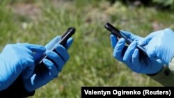 COVID-19 касаллигидан ҳимояланиш учун қўлқоп кийиб олганлар, Украина (иллюстратив сурат)