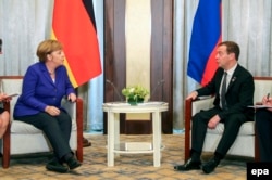 Анґела Меркель і Дмитро Медведєв під час зустрічі в Улан-Баторі, 15 липня 2016 року