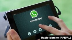 Запуск приложения WhatsApp в мобильном устройстве. Иллюстративное фото.