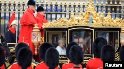 Королева Елизавета направляется из Букингемского дворца в Парламент. 18 мая 2016