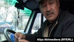 Водитель пассажирского такси Талгат Султангазин. Талдыкорган, 28 октября 2011 года.