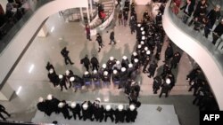 Полицейские в офисе редакции газеты Zaman. Стамбул, 4 марта 2016 года. 