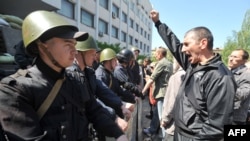 Пророссийские активисты перед милиционерами у здания городской администрации. Мариуполь, 7 мая 2014 года.