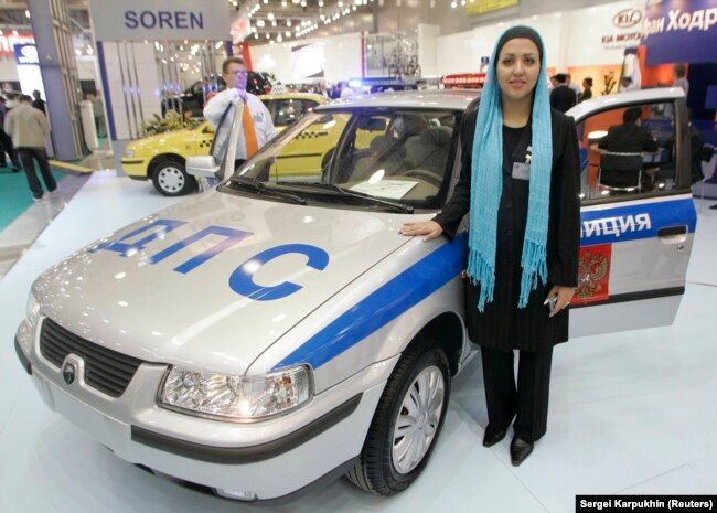 یکی از کارکنان ایران‌خودرو در حال معرفی سمند در نمایشگاه خودرو موسکو در سال ۲۰۰۷