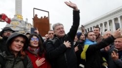 Петро Порошенко вітає людей під час мітингу в Києві проти підписання українською делегацією «формули Штайнмаєра», 6 жовтня 2019 року