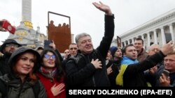 Петро Порошенко вітає людей під час мітингу в Києві проти підписання українською делегацією «формули Штайнмаєра», 6 жовтня 2019 року
