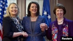 sekretarja amerikane, Hillary Clinton, presidentja Atifete Jahjaga dhe diplomatja evropiane Catherine Ashton