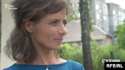 На запитання журналістів, чи подавала вона позов до SkyUp, мешканка Баришівки Оксана Пасенко відповіла негативно