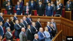 Ukrain kanunçykaryjylary Parlamentde milli gimni ýerine ýetirýärler. 16-njy awgust, 2014 ý.