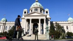 Pripadnik Vojske Srbije ispred zgrade Skupštine u Beogradu