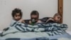 کودکان سوری در جریان یک حمله شیمیایی در فوریه سال ۲۰۱۸ در یک مرکز امدادی در غوطه شرقی