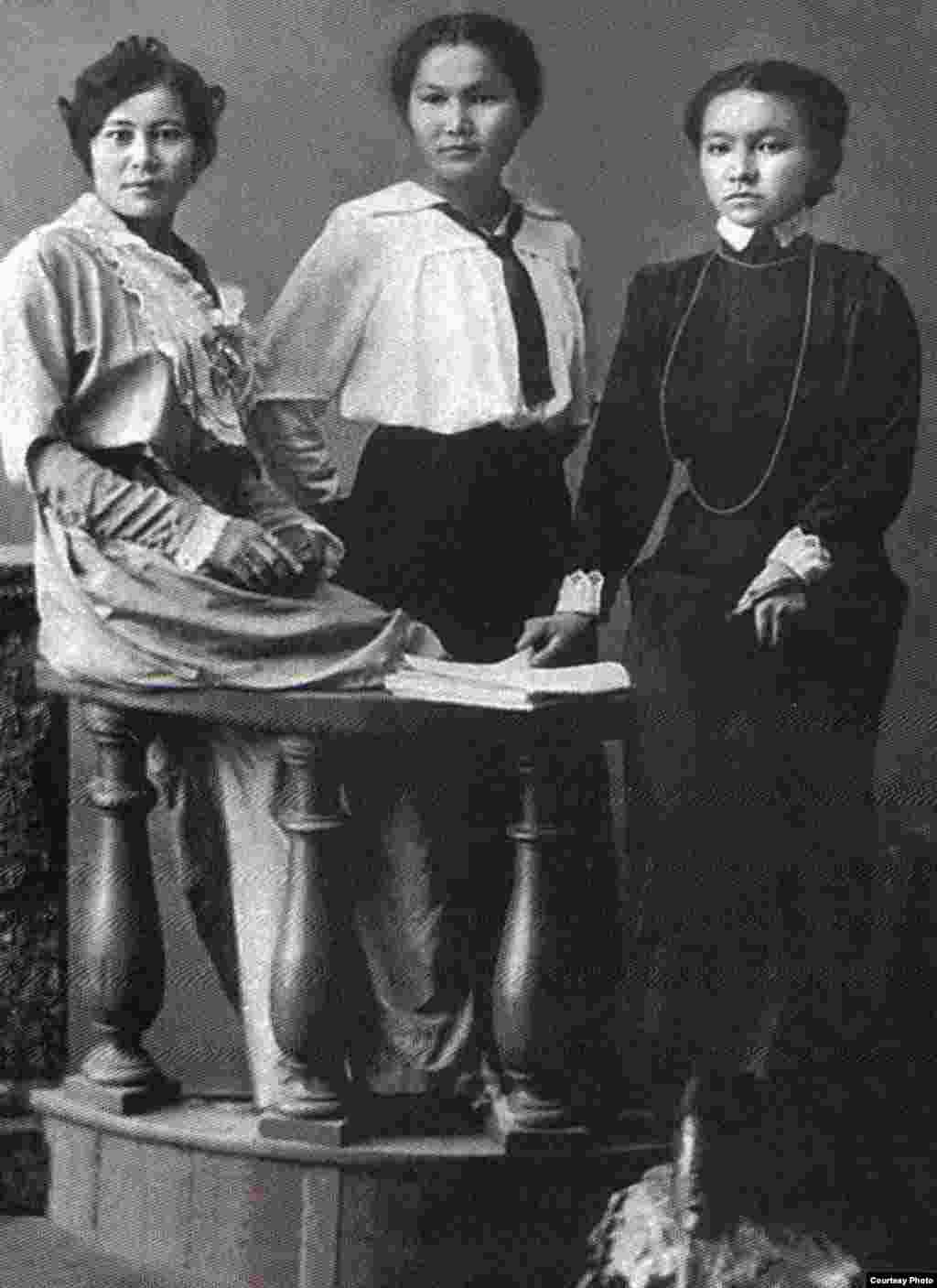 &quot;Қазақ&quot; газетінің тілшілері: Ғайнижамал Дулатова, Аққағаз Досжанова, Гүлайым Балғынбаева. Орынбор, 1914 жыл.