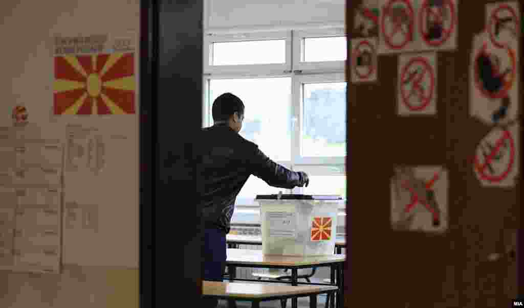 МАКЕДОНИЈА - ДИК денеска го заклучи Избирачкиот список за предвремените парламентарни избори на 15 јули и право на глас на изборите ќе имаат еден милион 814 илјади и 263 гласачи, информираше денеска претседателот на Комисијата, Оливер Дерковски.