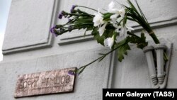 A plaque honoring slain opposition politician Boris Nemtsov was placed on the apartment block where he lived in Moscow on September 7. 