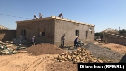 Строители восстанавливают один из домов, поврежденных во время взрывов в Арыси. 15 июля 2019 года.