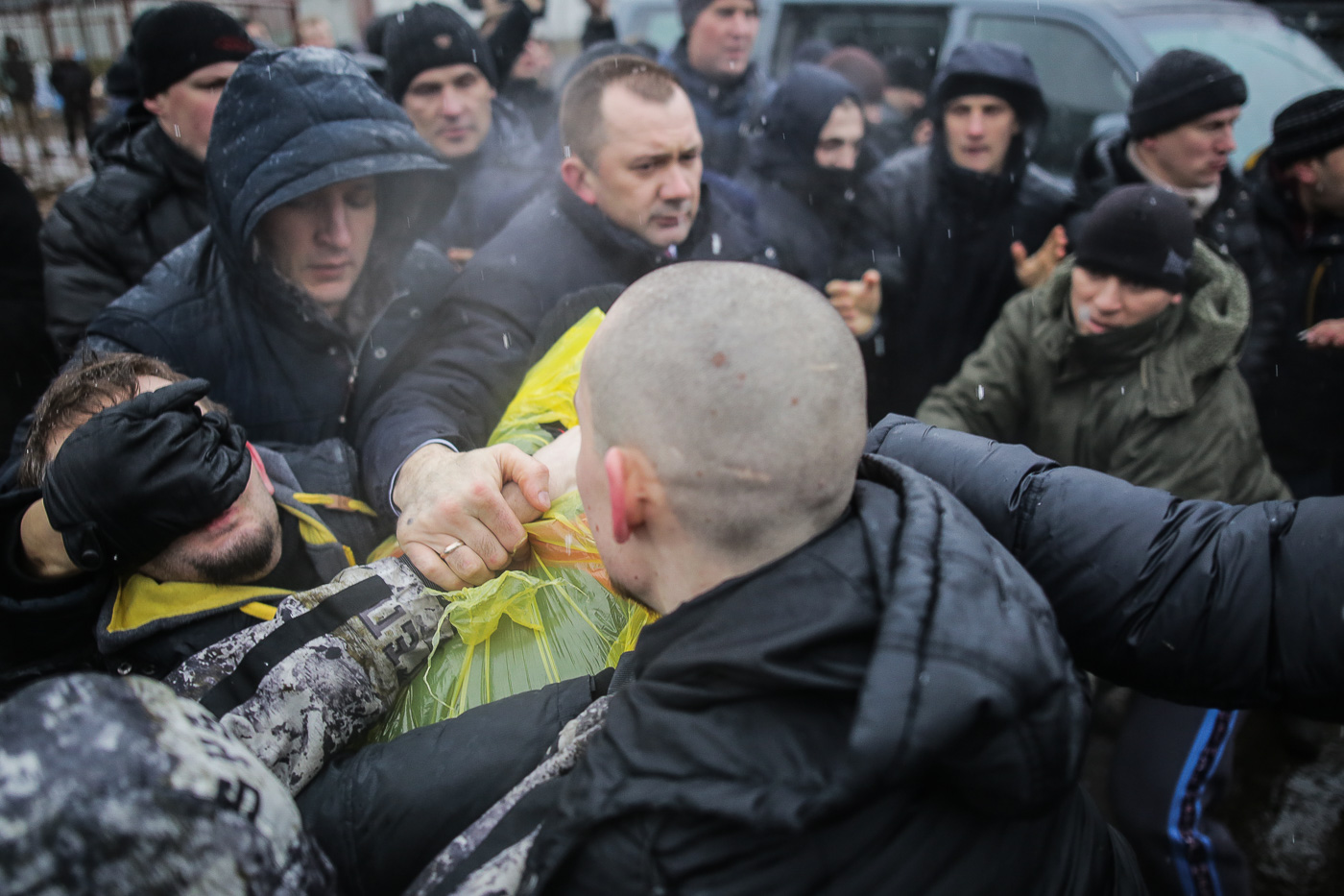 Супрацоўнікі міліцыі спрабуюць затрымаць удзельнікаў абароны Курапатаў. Фота Уладзь Грыдзін