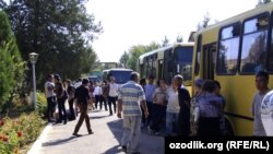 Uzbekistan - college students sent to cotton fields by college administration in Tashkent region, 10Sep2012