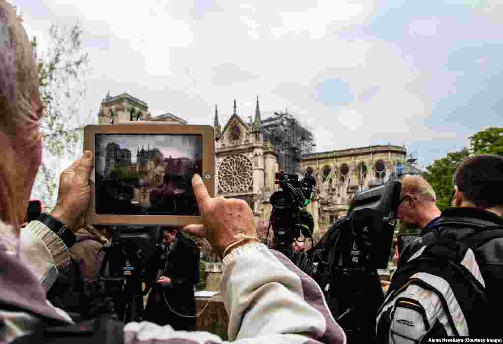 ФРАНЦИЈА - Активисти за човекови права и членови на Здружението на француските бездомници се собрале на протест пред опожарената катедрала Нотр Дам во Париз, барајќи најсиромашните Французи да не бидат заборавени, откако биле собрани повеќе од милијарда евра доброволни прилози за обнова на катедралата, објави новинаската агенција АП.