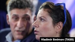 Ведущий шоу на НТВ "Международная пилорама" Тигран Кеосаян и его жена, сценарист программы, Маргарита Симоньян