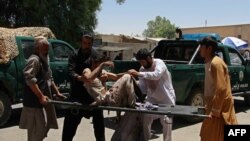 آرشیف، افزایش خشونت ها در افغانستان، فردیکه در یک حمله موتربمب در شهر لشکرگاه زخمی شده است
