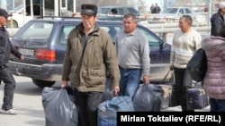 Қазақстан шекарасын кесіп өтіп бара жатқан қырғыз мигранттар. 23 наурыз 2012 жыл