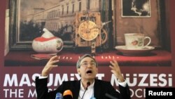 Orxan Pamuk İstanbulda yaratdığı Məsumiyyət Muzeyində, 27 aprel 2012