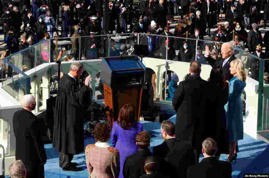 Джо Байден складає присягу як 46-й президент США на Західному фасаді Капітолію у Вашингтоні, США