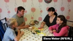 Максим и Оксана со своими детьми живут в поселении центра реабилитации наркоманов и алкоголиков. Поселок Сарытобе Карагандинской области. 