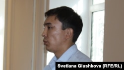 Потерпевший Алиби Жумагулов в зале суда. Астана, 7 августа 2015 года.