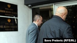 Đorđe Pinjatić (L) sa advokatom Stevanom Damjanović, 27.12.2010. 