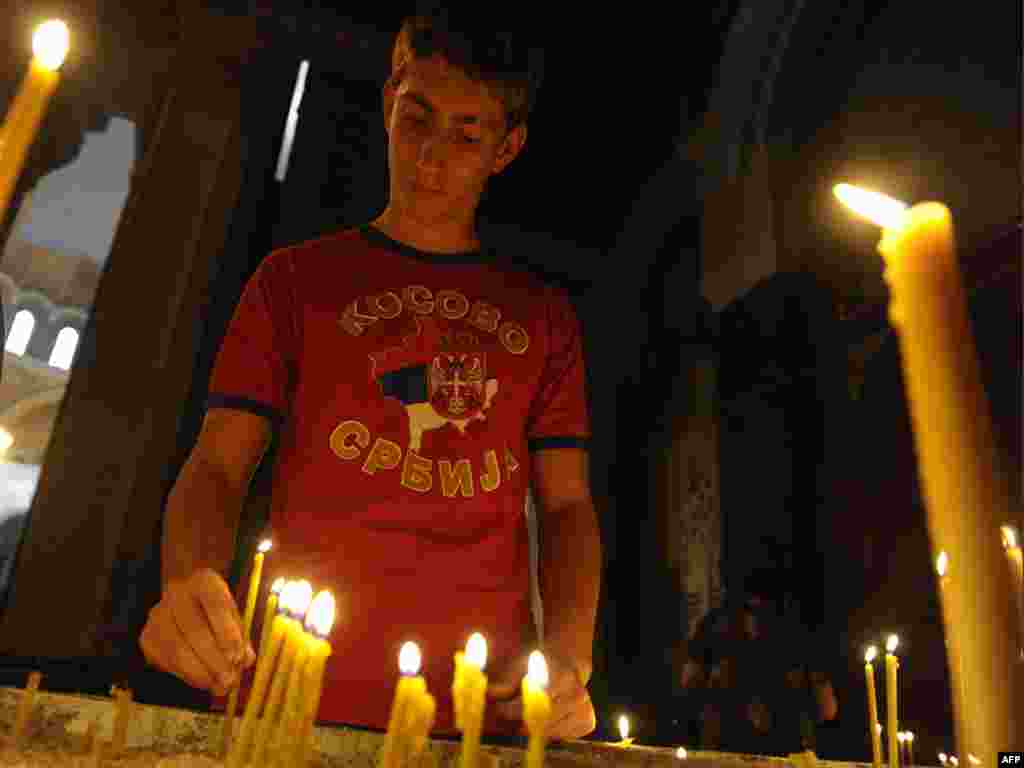 Beograđanin pali sveću u Hramu Svetog Save u Beogradu, 22. jul 2010. godine