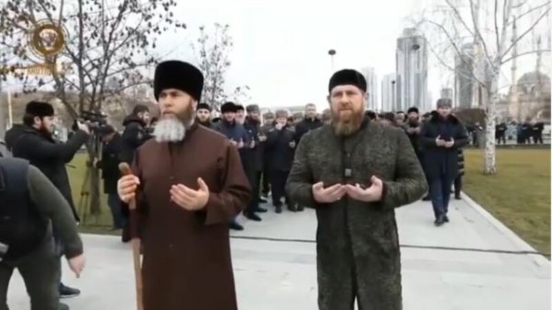 Кадыров провел торжество с участием сотни людей. Ранее он призывал соблюдать карантин
