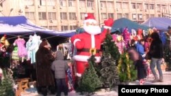 Предновогодняя продажа на центральном рынке. Алматы, 21 декабря 2012 года.