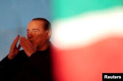 L'ex primo ministro italiano Silvio Berlusconi continua ad avere un'influenza significativa sulla politica italiana.