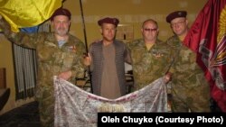 Амруддін (другий зліва), Олег Чуйко (крайній справа) та інші члени пошуково-рятувальної групи в Афганістані 