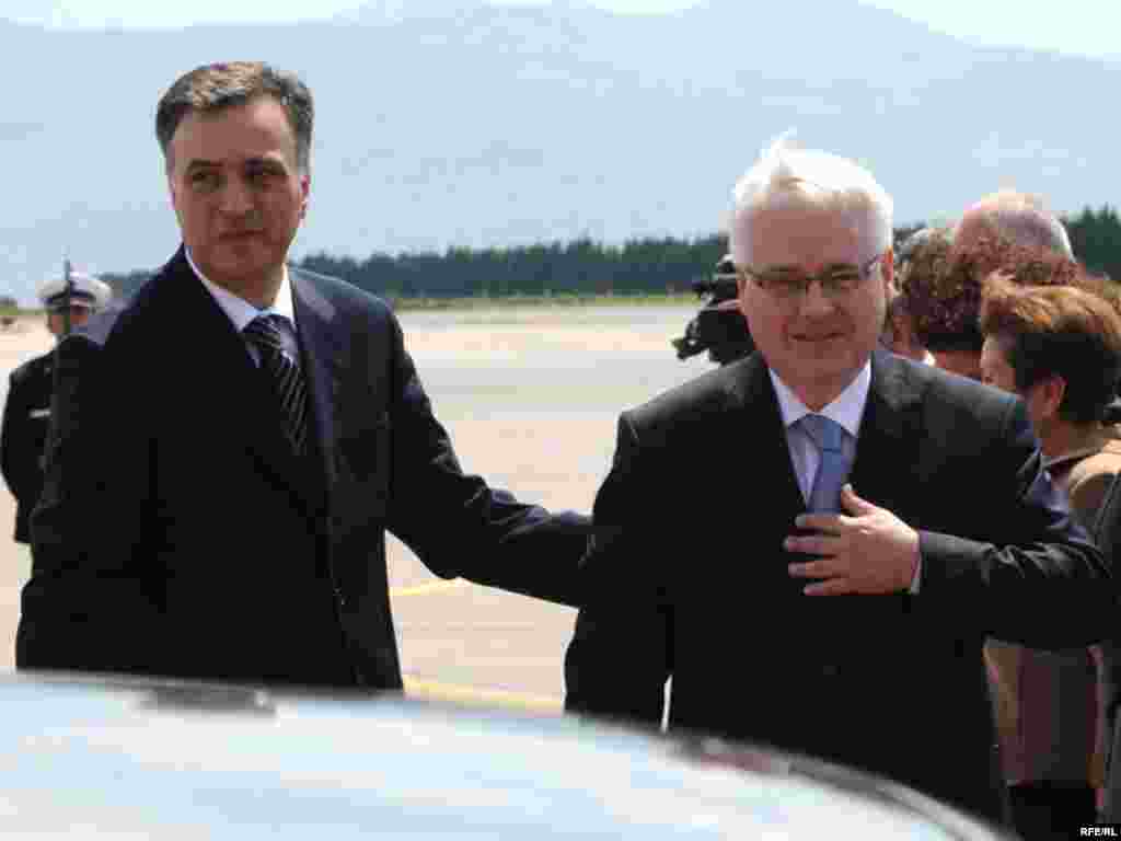 Predsjednici Vujanović i Josipović u podgoričkoj zračnoj luci, 01.07.2010. Foto: Savo Prelević 