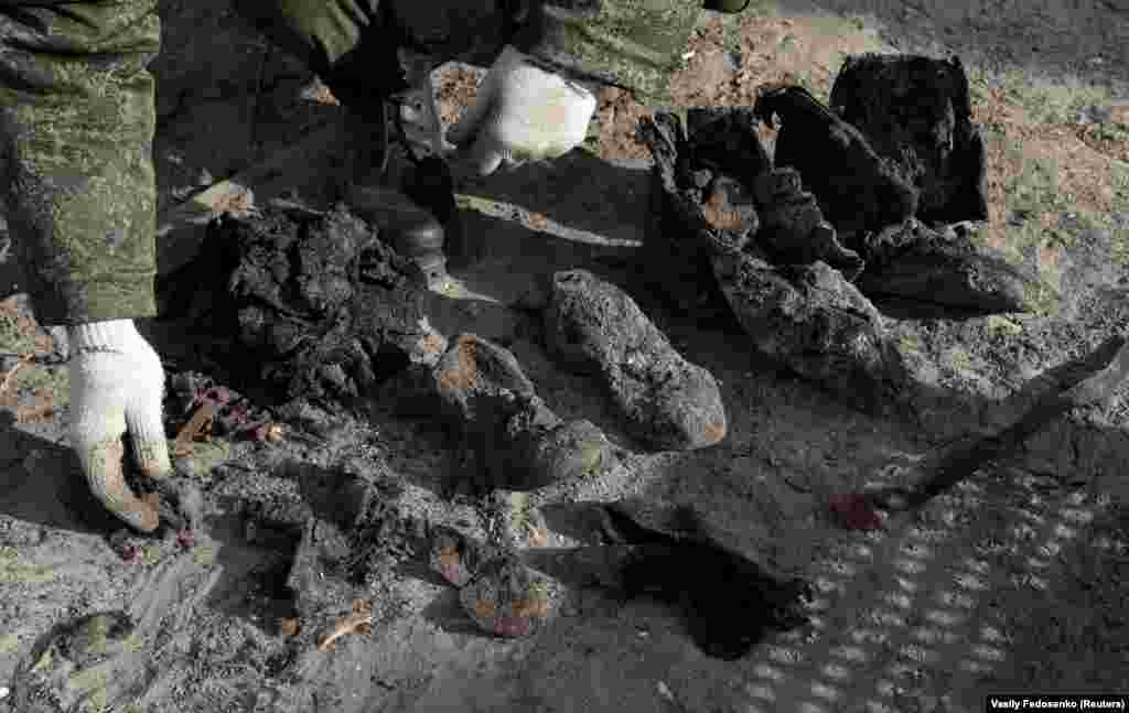 Солдат из специального поискового батальона министерства обороны Беларуси участвует в эксгумации братской могилы с останками сотен людей, погибших в еврейском гетто во время нацистской оккупации Бреста. Фотография сделана 26 февраля.&nbsp;(Reuters/Vasily Fedosenko)&nbsp;