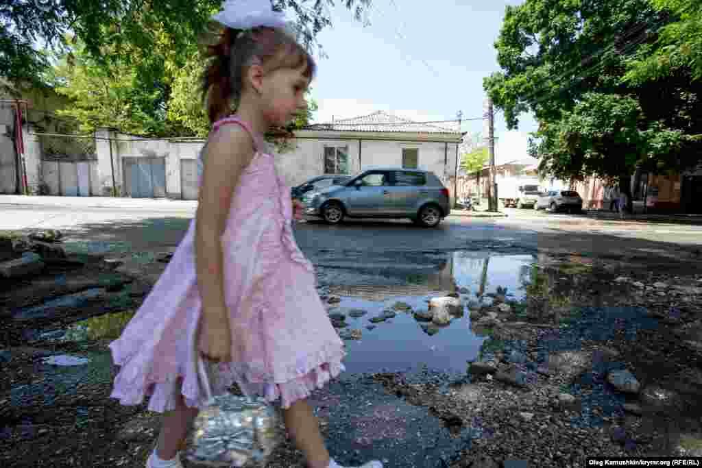 Ливни в большей части Симферополя на дорогах размыли асфальт 10 июня 2015 года