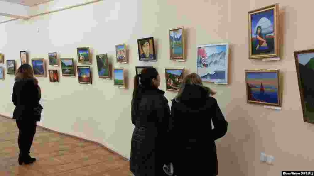 Последний раз выставка работ художника Карипбека Куюкова в Караганде была 25 лет назад. Те, кому приходилось ранее видеть его работы, характеризуют их как "небольшие по размеру, но мощные по содержанию". Те, кто не знаком с творчеством художника и ни разу его не видел, с удивлением рассматривали полотна, говоря, что никогда бы не подумали, что эти картины написаны человеком без рук.
