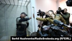 Народний депутат Надія Савченко (праворуч) спілкується з Володимиром Рубаном, керівником організації «Офіцерський корпус», під час судове засідання з обрання йому запобіжного заходу. Київ, 9 березня 2018 року