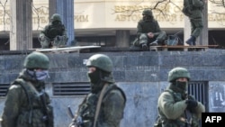 Російські військові біля ВР Криму, Сімферополь, 2014 р.