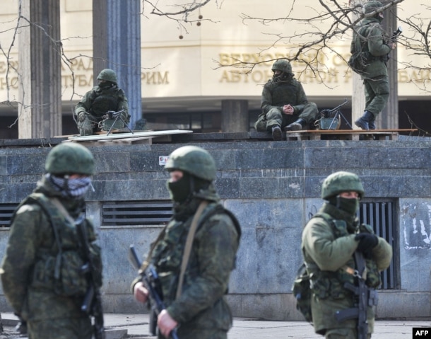 Російські військові біля будівлі парламенту кримської автономії, 1 квітня 2014 року