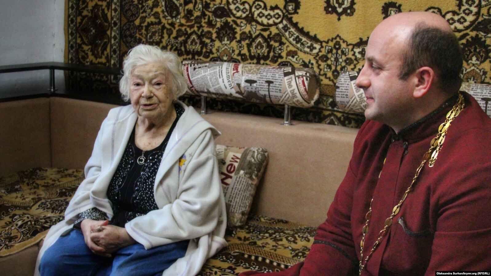 Пані Теодозію провідує священик, вони знайомі ще з часів Помаранчевої революції. Отець Ярослав Гонтар згадує, як жінка кричала на мітингу: «Комуністи, я вас не боюся»