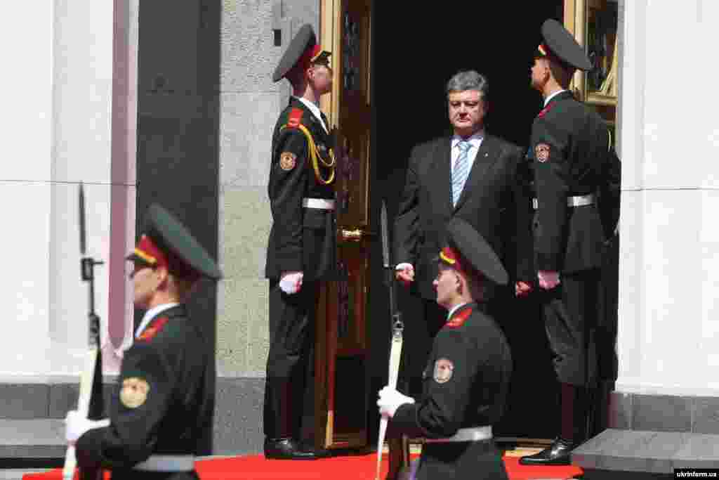 Під час урочистого засідання Верховної Ради України відбулась офіційна церемонія інавгурації п’ятого президента України Петра Порошенка. Новообраний голова держави склав присягу на вірність українському народові на Пересопницькому євангелії, після чого отримав свідоцтво про вступ на посаду Президента та офіційні символи голови держави - знак президента України, печатку і булаву. На фото: президент України Петро Порошенко виходить із будівлі Верховної Ради України після складання присяги на вірність українському народові. Київ, 7 червня 2014 року