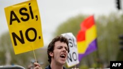 Участник одной из многочисленных антиправительственных акций в Мадриде. Надпись на плакате можно перевести "Так нельзя"