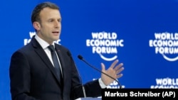 Эмманюэль Макрон заявляет, что французские власти решат по поводу возможного удара по Сирии, когда будет собрана вся информация