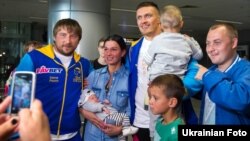Александра Усика встречают в аэропорту после победы над поляком Кшиштофом Гловацки, Киев, 18 сентября 2016 года